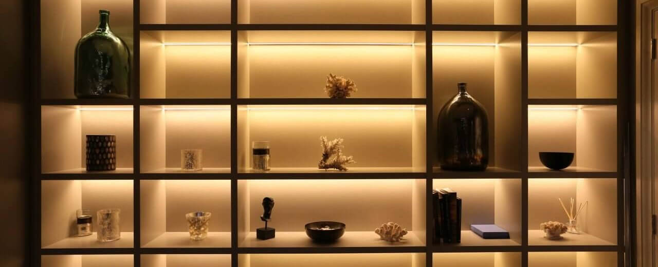 ¿Cómo iluminar una estantería con LED?